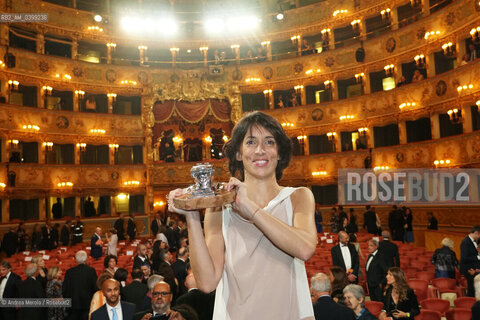 La scrittrice Federica Manzon , vincitrice della 62° edizione del premio letterario Campiello col romanzo “ Alma ”  (Feltrinelli), posa sul palco del Gran Teatro La Fenice, mostrando ai fotografi il premio ricevuto nel corso della cerimonia di premiazione, Venezia 21 settembre 2024. ©Andrea Merola/Rosebud2