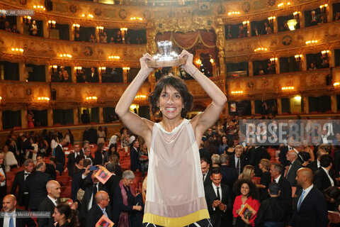 La scrittrice Federica Manzon , vincitrice della 62° edizione del premio letterario Campiello col romanzo “ Alma ”  (Feltrinelli), posa sul palco del Gran Teatro La Fenice, mostrando ai fotografi il premio ricevuto nel corso della cerimonia di premiazione, Venezia 21 settembre 2024. ©Andrea Merola/Rosebud2