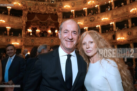 Il governatore del Veneto Luca Zaia e la moglie Raffaella nella platea del Gran Teatro La Fenice, poco prima dellinizio della cerimonia di premiazione della 61 ° edizione del premio letterario Campiello, Venezia 21 settembre 2024. ©Andrea Merola/Rosebud2