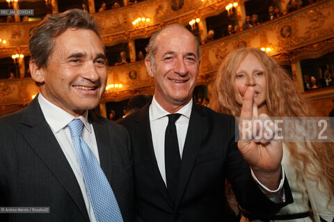 Da sx a dx: l’editore Luca De Michelis, Il governatore del Veneto Luca Zaia e la moglie Raffaella nella platea del Gran Teatro La Fenice, poco prima dellinizio della cerimonia di premiazione della 61 ° edizione del premio letterario Campiello, Venezia 21 settembre 2024. ©Andrea Merola/Rosebud2