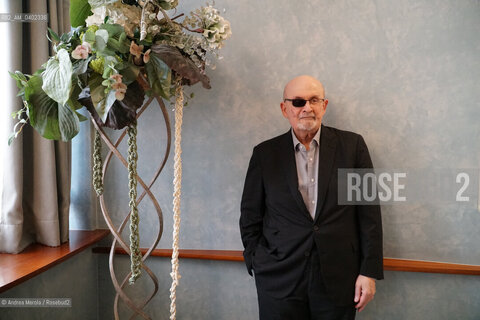 Lo scrittore britannico di origine indiana Salman Rushdie posa per i fotografi, al termine della conferenza stampa di apertura di PordenoneLegge, nella sala teatro dell’hotel Moderno, Pordenone 16 settembre 2026. ©Andrea Merola/Rosebud2