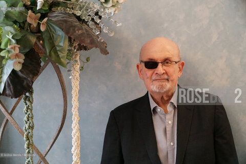 Lo scrittore britannico di origine indiana Salman Rushdie posa per i fotografi, al termine della conferenza stampa di apertura di PordenoneLegge, nella sala teatro dell’hotel Moderno, Pordenone 16 settembre 2026. ©Andrea Merola/Rosebud2