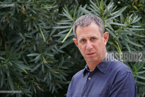 Lo scrittore israeliano Assaf Gavron ha presentato il suo ultimo lavoro “Seguendo le tracce” (Giuntina) al festival di letteratura PordenoneLegge, Pordenone 17 settembre 2026. ©Andrea Merola/Rosebud2