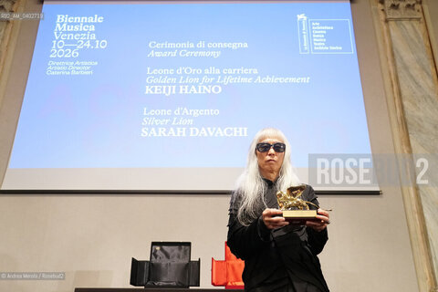 Il musicista giapponese Keiji Haino posa sul palco della Sala delle Colonne di Cà Giustinian, sede della Fondazione La Biennale, subito dopo aver ricevuto il Leone d’Oro alla Carriera al 70° Festival Internazionale di Musica Contemporanea, Venezia 12 ottobre 2026. ©Andrea Merola/Rosebud2