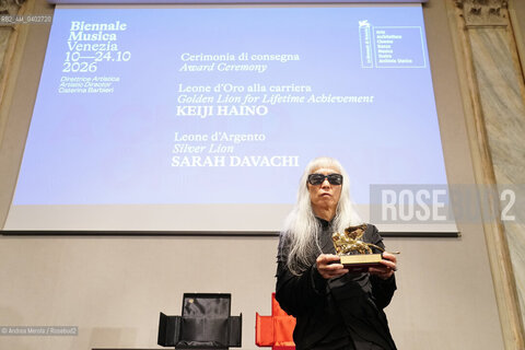 Il musicista giapponese Keiji Haino posa sul palco della Sala delle Colonne di Cà Giustinian, sede della Fondazione La Biennale, subito dopo aver ricevuto il Leone d’Oro alla Carriera al 70° Festival Internazionale di Musica Contemporanea, Venezia 12 ottobre 2026. ©Andrea Merola/Rosebud2