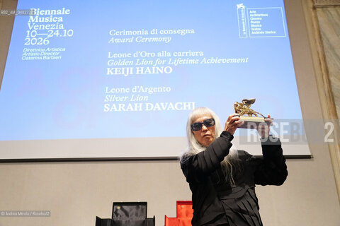 Il musicista giapponese Keiji Haino posa sul palco della Sala delle Colonne di Cà Giustinian, sede della Fondazione La Biennale, subito dopo aver ricevuto il Leone d’Oro alla Carriera al 70° Festival Internazionale di Musica Contemporanea, Venezia 12 ottobre 2026. ©Andrea Merola/Rosebud2