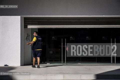 Lido di Venezia, 21 Agosto 2017. Lavori di allestimento del Palazzo del Cinema per la 74a edizione della Mostra Internazionale del Cinema di Venezia. Un operaio di spalle si dirige verso lingresso laterale del Palazzo del Cinema. ©Sebastiano Vianello/Rosebud2