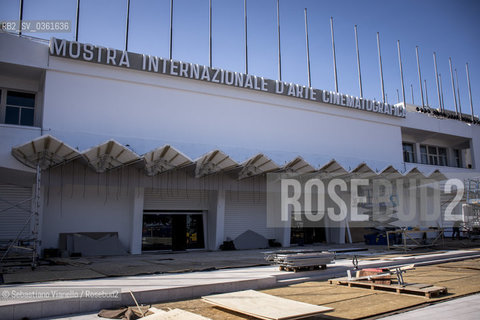 Lido di Venezia, 21 Agosto 2017. Lavori di allestimento del Palazzo del Cinema per la 74a edizione della Mostra Internazionale del Cinema di Venezia. La facciata principale del palazzo del Cinema durante i lavori di allestimento. ©Sebastiano Vianello/Rosebud2