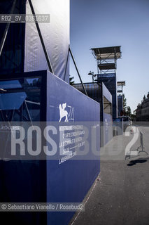 Lido di Venezia, 21 Agosto 2017. Lavori di allestimento del Palazzo del Cinema per la 74a edizione della Mostra Internazionale del Cinema di Venezia. Uno dei pannelli con il logo della Mstra del Cinema posizionati di fronte al Palazzo del Cinema. ©Sebastiano Vianello/Rosebud2