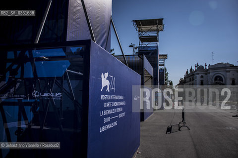 Lido di Venezia, 21 Agosto 2017. Lavori di allestimento del Palazzo del Cinema per la 74a edizione della Mostra Internazionale del Cinema di Venezia. Uno dei pannelli con il logo della Mstra del Cinema posizionati di fronte al Palazzo del Cinema. ©Sebastiano Vianello/Rosebud2