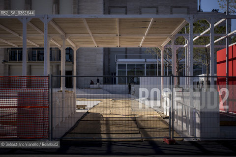 Lido di Venezia, 21 Agosto 2017. Lavori di allestimento del Palazzo del Cinema per la 74a edizione della Mostra Internazionale del Cinema di Venezia.Lingresso e la facciata del Palazzo del Casinò vista attraverso la struttura in legno provvisoria in costruzione nellantistante piazzale. ©Sebastiano Vianello/Rosebud2