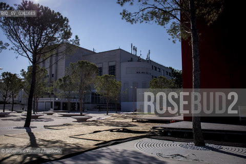 Lido di Venezia, 21 Agosto 2017. Lavori di allestimento del Palazzo del Cinema per la 74a edizione della Mostra Internazionale del Cinema di Venezia. Il Palazzo del Casinò con le strutture provvisorie in costruzione vistro dal piazzale con, sulla sinistra, un angolo della sala di proiezione provvisoria. ©Sebastiano Vianello/Rosebud2