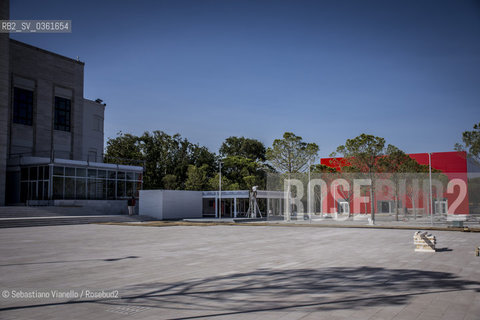 Lido di Venezia, 21 Agosto 2017. Lavori di allestimento del Palazzo del Cinema per la 74a edizione della Mostra Internazionale del Cinema di Venezia. Il Piazzale del Casinò con, in allestimento, le strutture provvisorie prefabbricate per la Mostra del Cinema. ©Sebastiano Vianello/Rosebud2