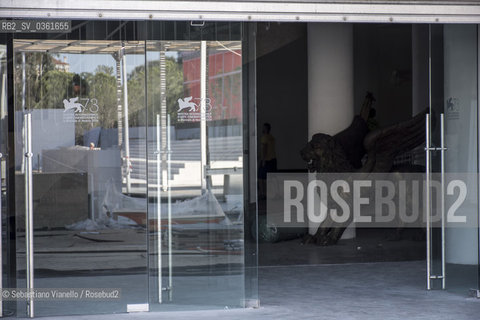 Lido di Venezia, 21 Agosto 2017. Lavori di allestimento del Palazzo del Cinema per la 74a edizione della Mostra Internazionale del Cinema di Venezia. Landrone del Palazzo del Cinema in allestimento, con una statua lignea rappresentante il leone alato, visto attraverso la vetrata di una delle entrate laterali, sulle quali è ancora impresso il logo delledizione dellanno precedente. ©Sebastiano Vianello/Rosebud2