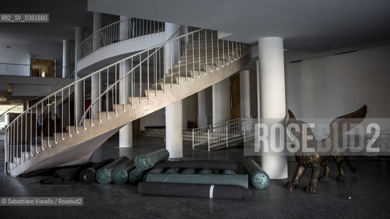 Lido di Venezia, 21 Agosto 2017. Lavori di allestimento del Palazzo del Cinema per la 74a edizione della Mostra Internazionale del Cinema di Venezia. Landrone del Palazzo del Cinema in allestimento, con rotoli di moquette pronti per essere posati, una statua di leone alato e una delle due scalinate internei. ©Sebastiano Vianello/Rosebud2