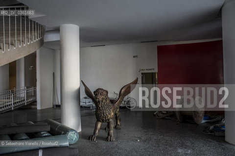 Lido di Venezia, 21 Agosto 2017. Lavori di allestimento del Palazzo del Cinema per la 74a edizione della Mostra Internazionale del Cinema di Venezia. Landrone del Palazzo del Cinema in allestimento, con una statua di leone alato e, sullo sfondo lingresso della Sala Pasinetti. ©Sebastiano Vianello/Rosebud2