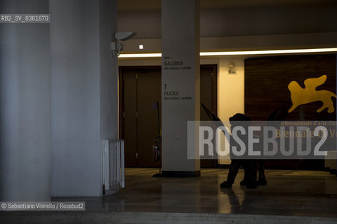 Lido di Venezia, 21 Agosto 2017. Lavori di allestimento del Palazzo del Cinema per la 74a edizione della Mostra Internazionale del Cinema di Venezia.Lingresso della Sala Grande visto dallandrone del Palazzo del Cinema con una statua di leone alato incontroluce. ©Sebastiano Vianello/Rosebud2