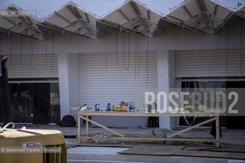 Lido di Venezia, 21 Agosto 2017. Lavori di allestimento del Palazzo del Cinema per la 74a edizione della Mostra Internazionale del Cinema di Venezia. Lesterno del Palazzo del Cinema con lilluminazione della pensilina in allestimento. ©Sebastiano Vianello/Rosebud2