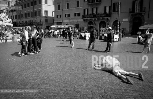 Rome - 2015 - Tourists in Piazza Navona. A boy lying on the ground photographs a group of girls.
Roma - 2015 -  Turisti in Piazza Navona. Un ragazzo disteso per terra fotografa un gruppo di ragazze. ©Sebastiano Vianello/Rosebud2