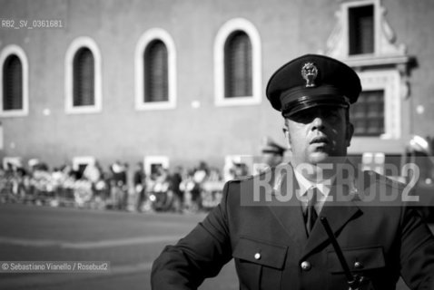 Rome - June 2, 2014 - A police guard for the parade of 2 June...Roma - 2 giugno 2014 - Un polizziotto di sorveglianza per la parata del 2 giugno. ©Sebastiano Vianello/Rosebud2