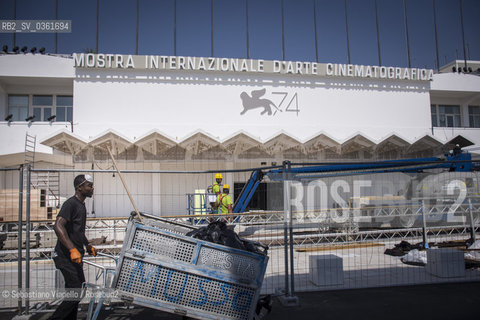 Venezia, 26 agosto 2017 - 74ma Mostra del Cinema. Un operatore ecologico della Vesta (azienda di smaltimento rifiuti del comune di Venezia) di fronte al Palazzo del Cinema in allestimento ©Sebastiano Vianello/Rosebud2