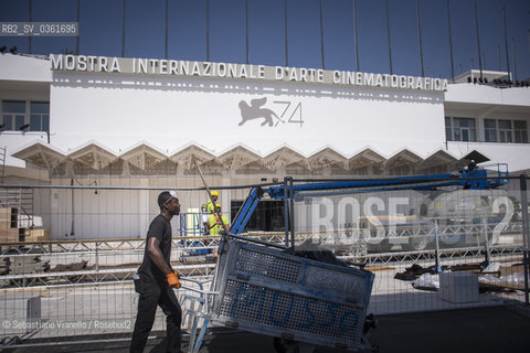 Venezia, 26 agosto 2017 - 74ma Mostra del Cinema. Un operatore ecologico della Vesta (azienda di smaltimento rifiuti del comune di Venezia) di fronte al Palazzo del Cinema in allestimento ©Sebastiano Vianello/Rosebud2