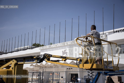 Venezia, 26 agosto 2017 - 74ma Mostra del Cinema. Un operaio a bordo di un cestello elevatore di fronte al Palazzo del Cinema in allestimento ©Sebastiano Vianello/Rosebud2