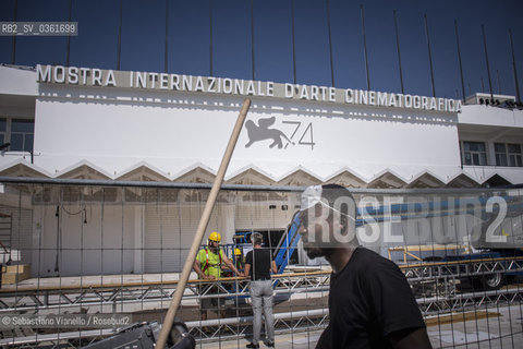 Venezia, 26 agosto 2017 - 74ma Mostra del Cinema. Un operatore ecologico della Vesta (azienda di smaltimento rifiuti del comune di Venezia) di fronte al Palazzo del Cinema in allestimento ©Sebastiano Vianello/Rosebud2