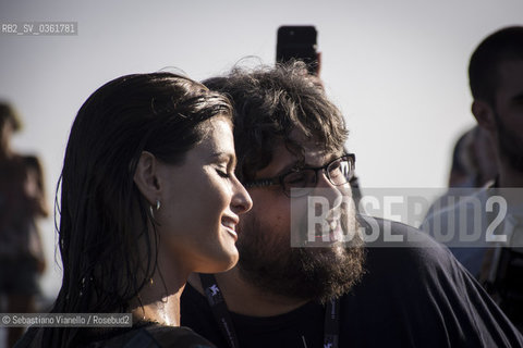 Venezia, 29 agosto 2017. La topmodel Isabeli Fontana concede un selfie al collezionista di selfie Riccardo Scalise sulla spiaggia dellHotel Excelsior durante la Mostra del Cinema. ©Sebastiano Vianello/Rosebud2