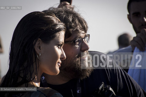 Venezia, 29 agosto 2017. La topmodel Isabeli Fontana concede un selfie al collezionista di selfie Riccardo Scalise sulla spiaggia dellHotel Excelsior durante la Mostra del Cinema. ©Sebastiano Vianello/Rosebud2