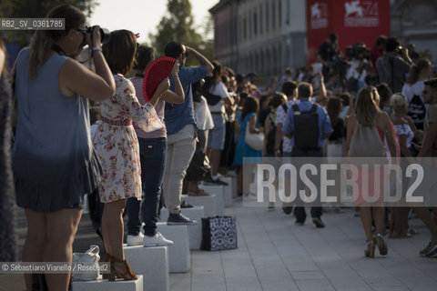 Venezia, 30 agosto 2017. I fans in attesa del passaggio delle stars del sul red carpet della Mostra del Cinema. ©Sebastiano Vianello/Rosebud2