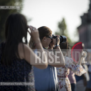 Venezia, 30 agosto 2017. I fans in attesa del passaggio delle stars del sul red carpet della Mostra del Cinema. ©Sebastiano Vianello/Rosebud2