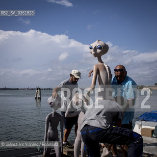 Lido di Venezia, 1 settembre 2017. Le statue degli Alieni dellartista cinese, ospite del padigione di S. Marino alla Biennale Arte, Fu Yuxiang, in giro per il Lido durante la Mostra del Cinema. ©Sebastiano Vianello/Rosebud2