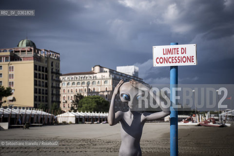 Lido di Venezia, 1 settembre 2017. Le statue degli Alieni dellartista cinese, ospite del padigione di S. Marino alla Biennale Arte, Fu Yuxiang, in giro per il Lido durante la Mostra del Cinema. ©Sebastiano Vianello/Rosebud2