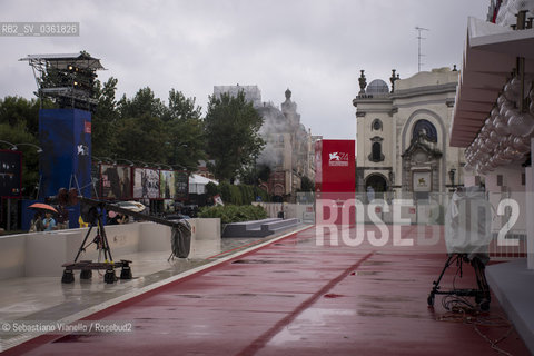 Lido di Venezia, 1 settembre 2017. Il red carpet sotto la pioggia. ©Sebastiano Vianello/Rosebud2