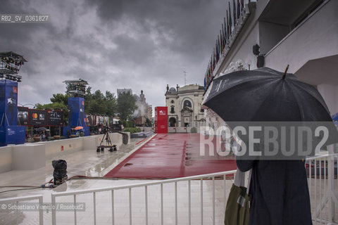 Lido di Venezia, 1 settembre 2017. Il red carpet sotto la pioggia. ©Sebastiano Vianello/Rosebud2