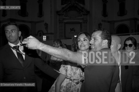 Lido di Venezia, 2 settembre 2017. Lattrice Maria Grazia Cucinotta concede un selfie ad un fan. ©Sebastiano Vianello/Rosebud2