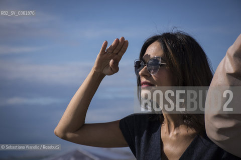 Lido di Venezia, 2 settembre 2017. Lattrice Maria Grazia Cucinotta in posa con le statue degli alieni, opera dellartista cinese Fu Yuxian, sulla terrazza a mare del Palazzo del Casinò. ©Sebastiano Vianello/Rosebud2