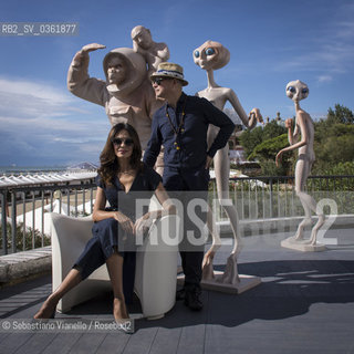 Lido di Venezia, 2 settembre 2017. Lattrice Maria Grazia Cucinotta in posa con le statue degli alieni, opera dellartista cinese Fu Yuxian, sulla terrazza a mare del Palazzo del Casinò. ©Sebastiano Vianello/Rosebud2