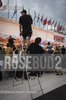 Lido di Venezia, 4 settembre 2017. Al Lido ci si inventa di tutto pur di fotografare i divi sul red carpet! ©Sebastiano Vianello/Rosebud2