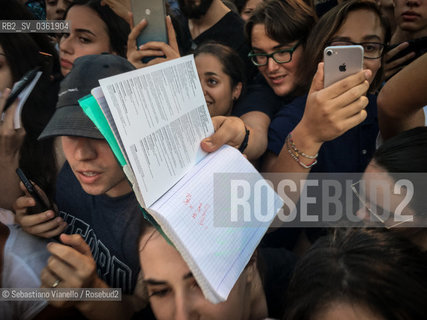 Lido di Venezia, 5 settembre 2017. Fans a caccia di autografi sul red carpet della 74a Mostra del Cinema di Venezia. ©Sebastiano Vianello/Rosebud2