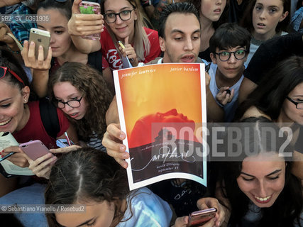 Lido di Venezia, 5 settembre 2017. Fans a caccia di autografi sul red carpet della 74a Mostra del Cinema di Venezia. ©Sebastiano Vianello/Rosebud2