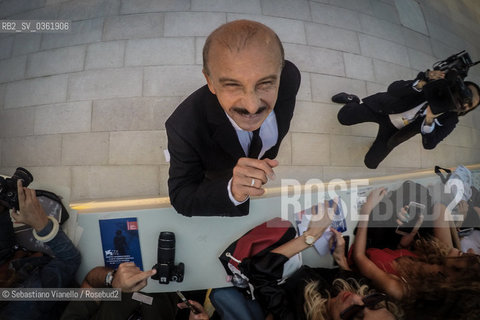 Lido di Venezia, 6 settembre 2017. Lattore Carlo Buccirosso firma autografi sul red carpet della 74a Mostra del Cinema di Venezia. ©Sebastiano Vianello/Rosebud2