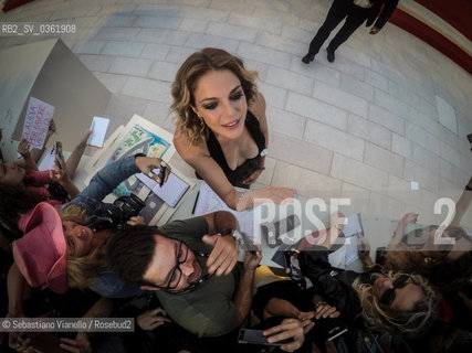 Lido di Venezia, 6 settembre 2017. Lattrice Claudia Gerini firma autografi sul red carpet della 74a Mostra del Cinema di Venezia. ©Sebastiano Vianello/Rosebud2