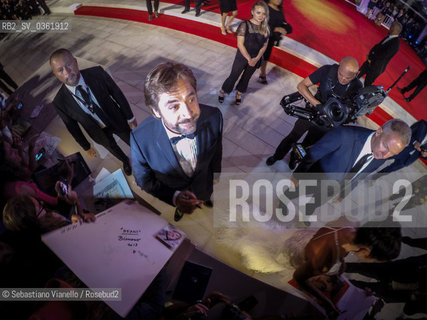 Lido di Venezia, 6 settembre 2017. Lattore Javier Bardem firma autografi sul red carpet della 74a Mostra del Cinema di Venezia. ©Sebastiano Vianello/Rosebud2