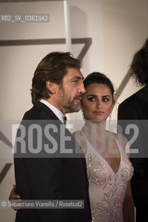 Lido di Venezia, 6 settembre 2017. Javier Bardem e Penelope Cruz sul red carpet dell 74a Mostra del Cinema di Venezia per la presentazione del fil di cui sono protagonisti Loving Pablo. ©Sebastiano Vianello/Rosebud2