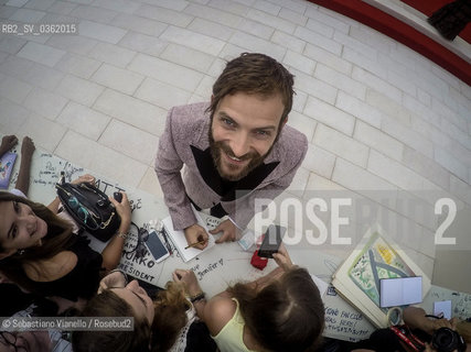 Lido di Venezia, 9 settembre 2017. Lattore Alessandro Borghi firma autografi sul red carpet della 74a Mostra del Cinema di Venezia. ©Sebastiano Vianello/Rosebud2