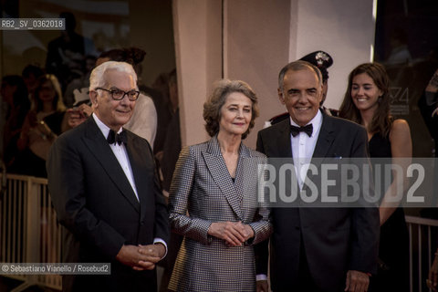 Lido di Venezia, 9 settembre 2017. Lattrice Charlotte Rampling, vincitrice della Coppa Volpi alla 74a Mostra del Cinema di Venezia tra Alberto Barbera, direttore della Biennale Cinema e Paolo Baratta, presidente della Biennale di Venezia. ©Sebastiano Vianello/Rosebud2