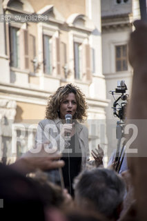 12 ottobre 2017 - Piazza di Montecitorio, Roma. La Senatrice Barbara Lezzi del Movimento 5 Stelle alla manifestazione del Movimento 5 Stelle contro lapprovazione in parlamento della Legge Elettorale denominata Rosatellum. © 2017 Sebastiano Vianello. / rosebud2