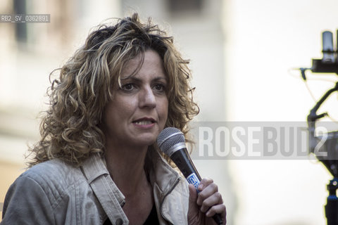 12 ottobre 2017 - Piazza di Montecitorio, Roma. La Senatrice Barbara Lezzi del Movimento 5 Stelle alla manifestazione del Movimento 5 Stelle contro lapprovazione in parlamento della Legge Elettorale denominata Rosatellum. © 2017 Sebastiano Vianello. / rosebud2